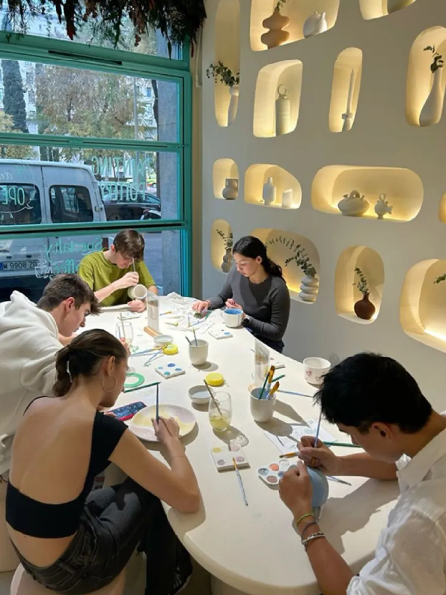 Guests hand-painting ceramics together at the CHELÓNA workshop