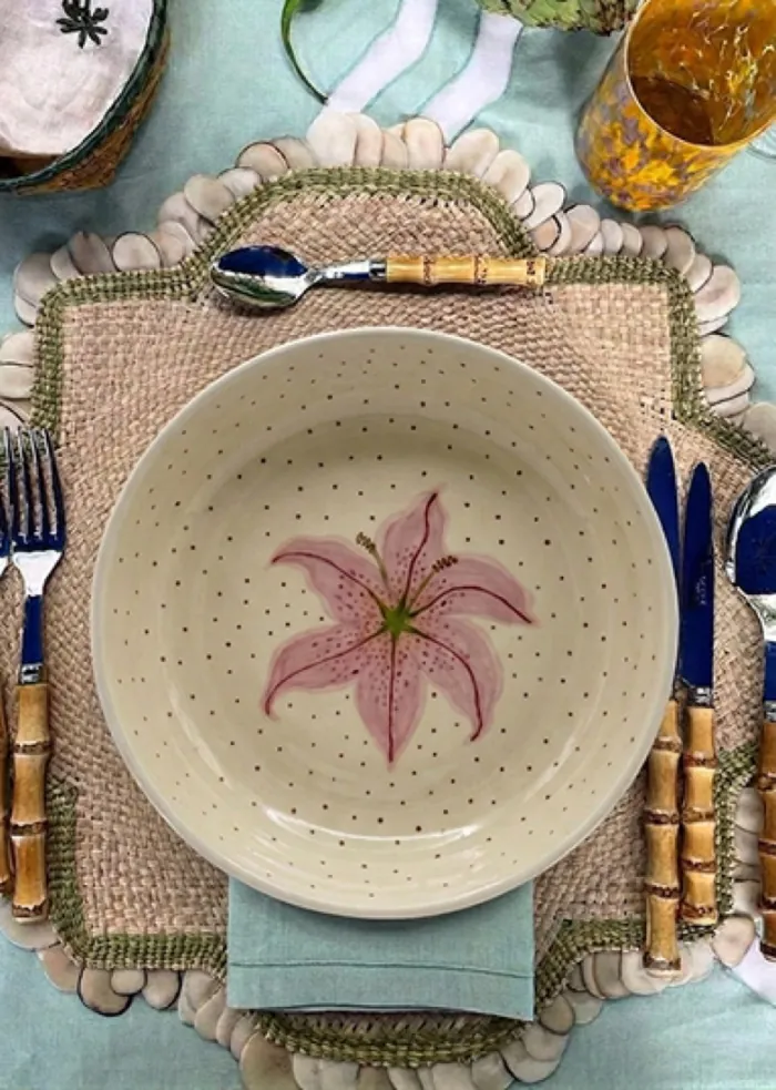 Krínos styled on the CHELÓNA table